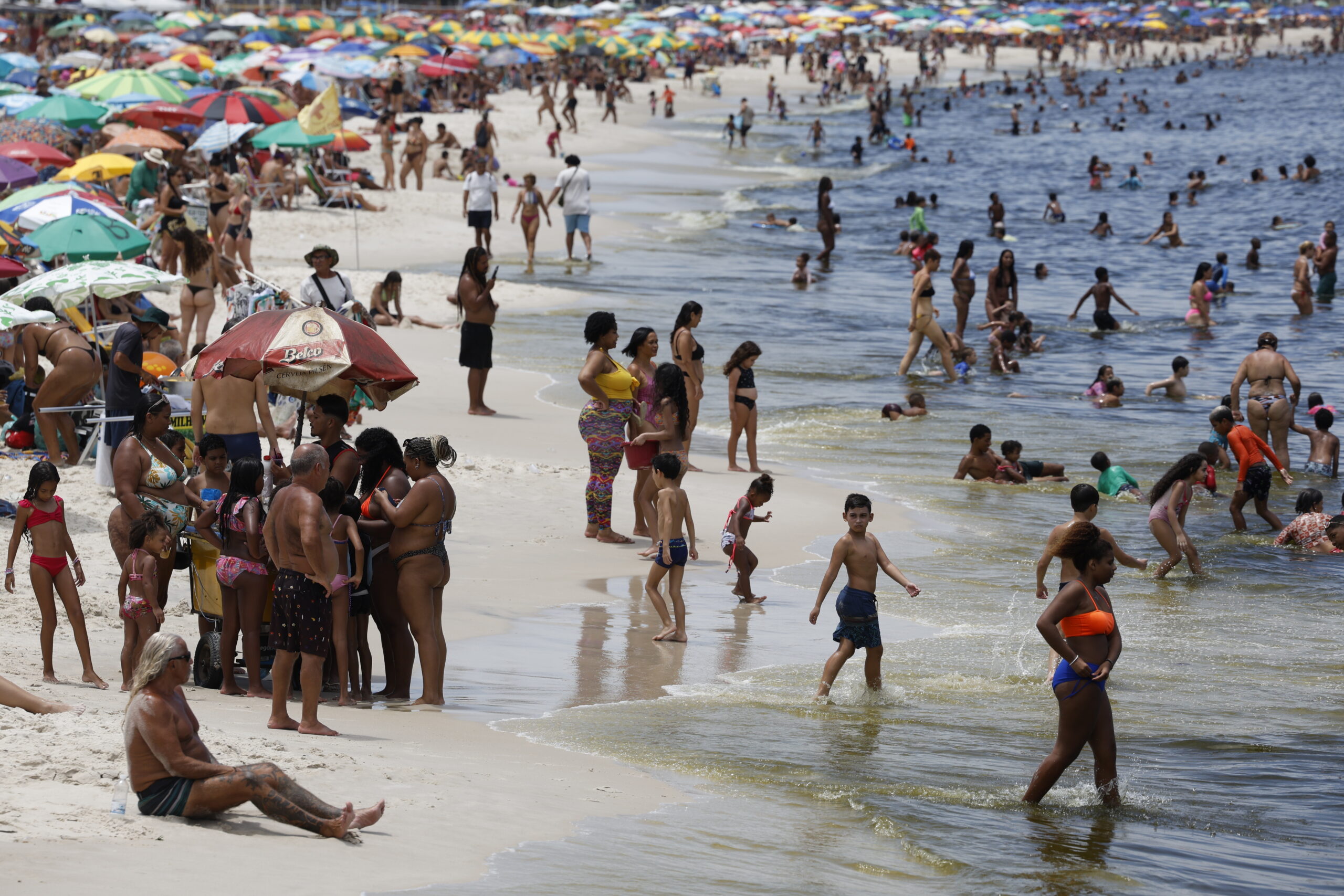 Após anos de poluição, a Praia do Flamengo se tornou mais um point de lazer na Zona Sul do Rio (Foto: Agência Brasil)